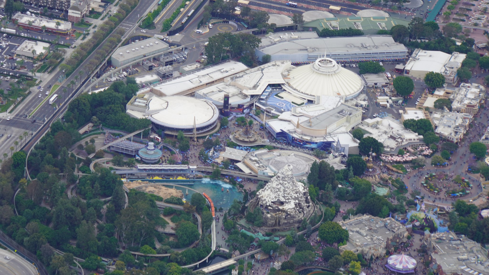 Disneyland Resort vu du ciel, des images sublimes! D6CL044UEAAm1o2