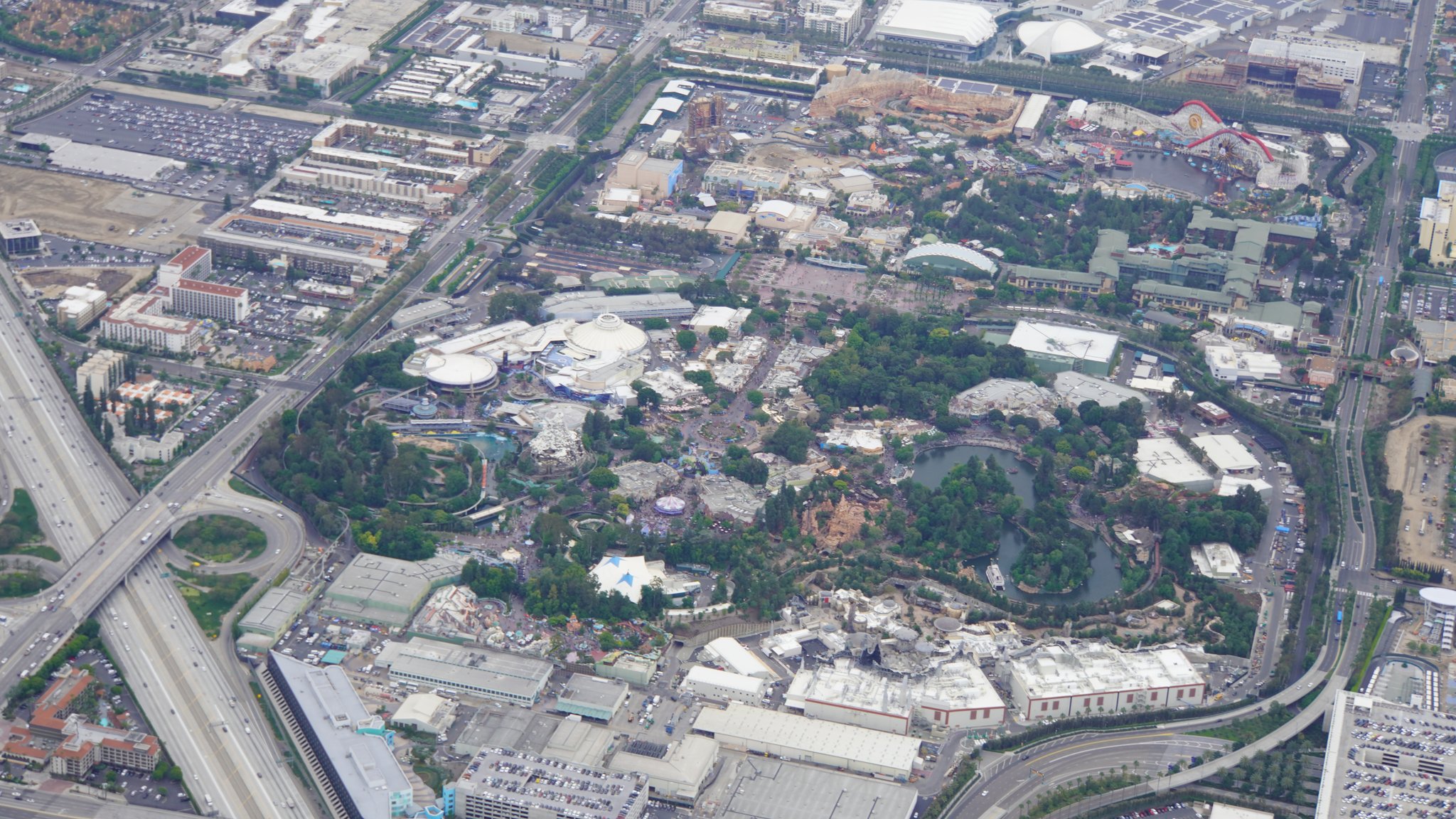 Disneyland Resort vu du ciel, des images sublimes! D6CLO8dVUAAEMzw