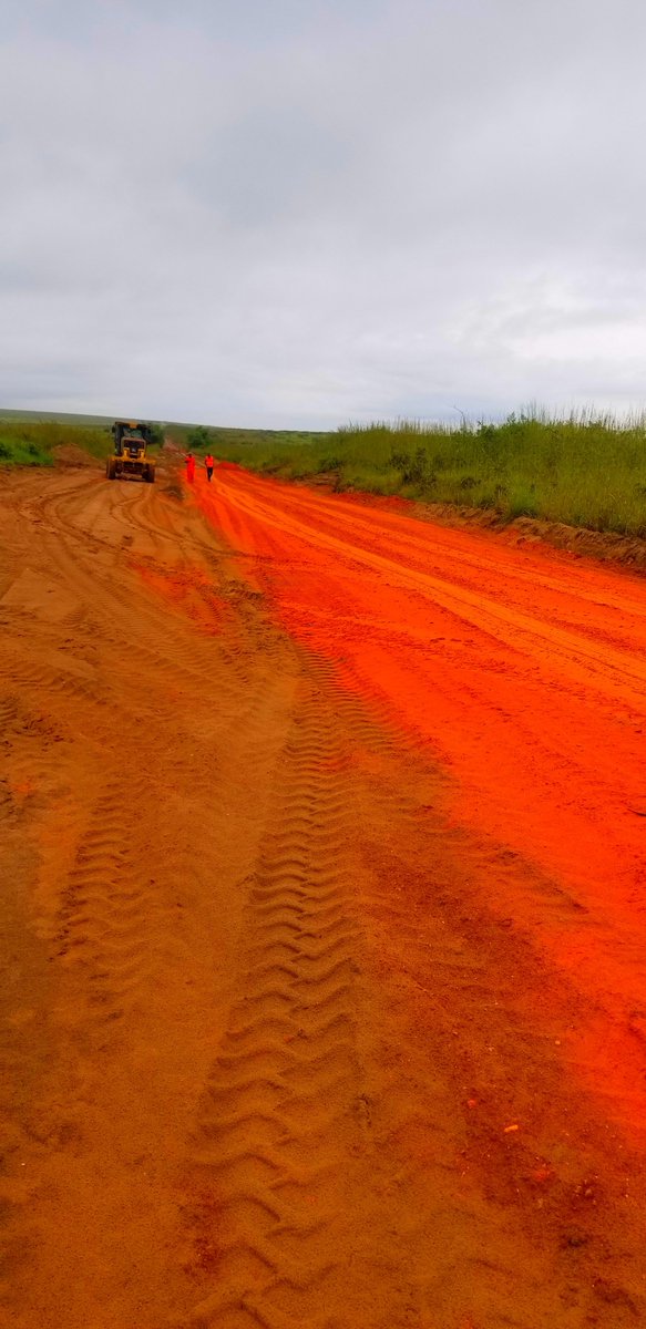 OR_dpk's tweet photo. Route nationale n 17, tronçon compris entre Mongata et Kinsele, route qui était dans un état de dégradation avancée.
cette dernière a été prise en charge par la direction provinciale de Kinshasa @OR_dpk dans le cadre du programme de 100 premiers jours du chef de l'état. https://t.co/USBPQEdjqh