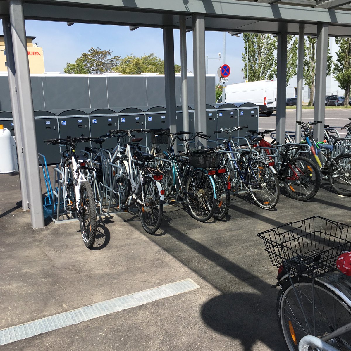 VCOE_AT's tweet photo. Das #Fahrrad ist ein idealer Zubringer zu den #Öffis, vor allem wenn es so wie hier (#Badener #Bahn Station Griesfeld) wettergeschützte Abstellplätze und versperrbare Radboxen gibt. #goodpractice #multimodal https://t.co/AmvBvU0bPd