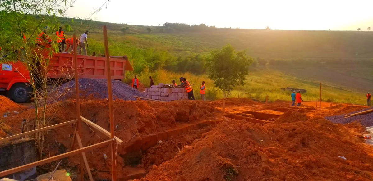 OR_dpk's tweet photo. Sur la route nationale numéro 1, menace d'une érosion risquant de couper cette route d'intérêt général, l'expertise de la direction provinciale de Kinshasa @OR_dpk fait encore une fois ses preuves en construisant un collecteur qui recueillera toutes les eaux de pluies. https://t.co/I8ILkGYhpF
