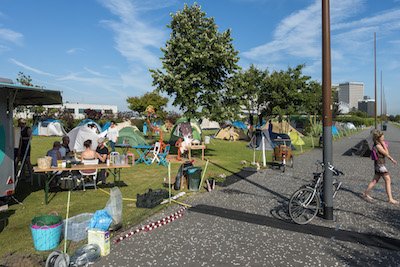 EmilevanRinsum's tweet photo. De @dakpark coördinator gaat per 1 juli 'de laan uit' omdat @rotterdam niet weet hoe de subsidiebijdrage van (toenmalige) #deelgemeente @delfshaven_rdam goed op te volgen ... #bizar voor woorden als je ziet wat de stichting #Dakpark allemaal neerzet! https://t.co/jaWiAGe3NK https://t.co/bydinjrDqg