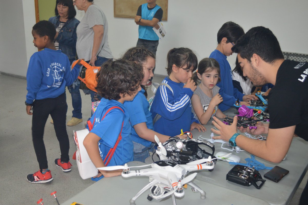 upctdivulga's tweet photo. Descubre en el #campusingeniería19 al equipo de competición @UPCTDroneTeam y disfruta de su exposición de drones, el taller de realidad virtual y realidad aumentada y la optimización de la polinización de cultivos de la mano de @KOPPERT_ES. https://t.co/Evbpaaht6P