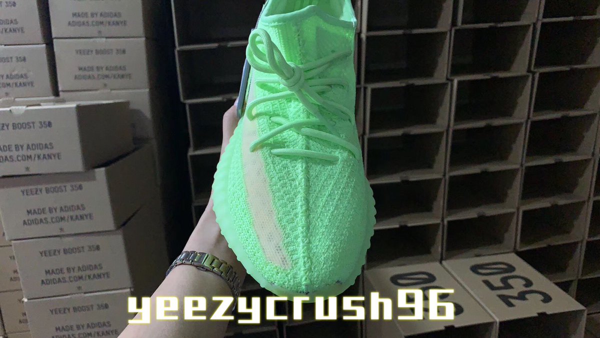 Video Th t Giay Sneaker Yeezy 700 static ph n quang