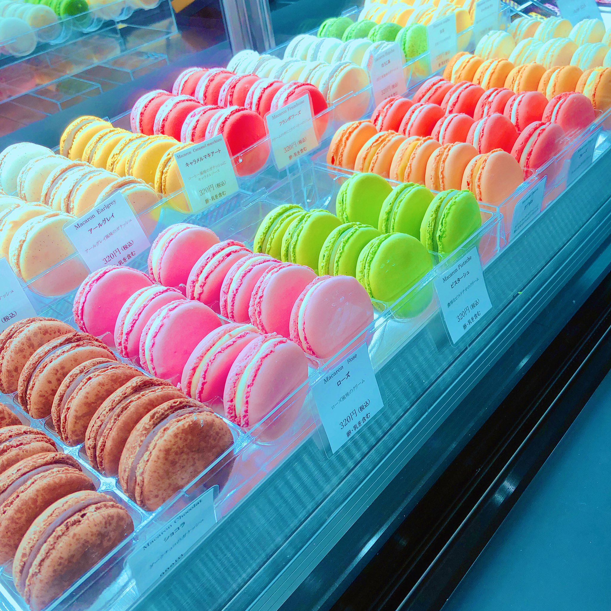 あやちゃん 美味しいものマニア 銀座にある マカロン屋さん で お土産をいただきました ๑ ๑ 私はカラフルな物が好きなので お店の中に入った瞬間 満面の笑みっ にこ マカロンタワーのマンションで暮らしたい ﾟoﾟ 笑 それ