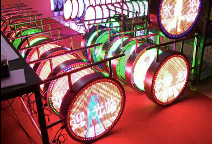 cailifeng20061's tweet image. P4 outdoor double sided round logo led sign is suitable for advertising in shops,malls and business center .we choose HD controller with wifi ,internet and usb control mode to show text ,picture and various formats. #logoleddisply #roundleddisplay #doublesidedledcabinet