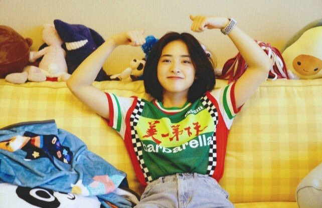 krexxieee's tweet image. "The boy has a braided hair today made by his mama While the girl is sitting like a 'Man from work' in her house signaling 'OKAY'..."  #DECIPHERTHIS. 

#DyShen #DiYue~ 💜💛 'Those who knew will only know' 😎😉😏