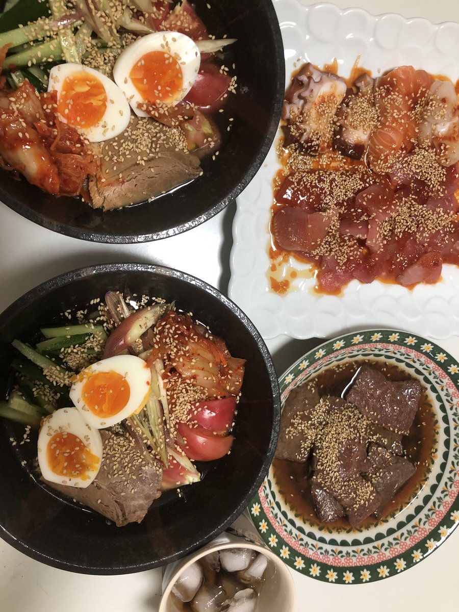 盛岡で買ってきた冷麺を作ってみました 半熟たまご キムチ トマト きゅうり みょうがをトッピング 麺がプルプルでおいしい おさしみも コチュジャン ごま油 かんたん酢 しょうゆで韓国風たれ作った カルビを 青森 のたれで焼いたらめっちゃおいしい 桂子さんが冷麺大好物