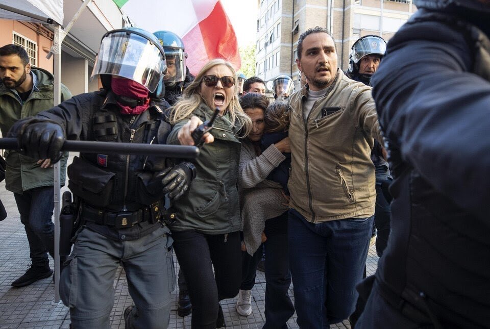 PietroMora13's tweet photo. Siete la merda, oggi come ieri
#CasalBruciato #roma #viasatta #casapound https://t.co/LyWf4JBfKB