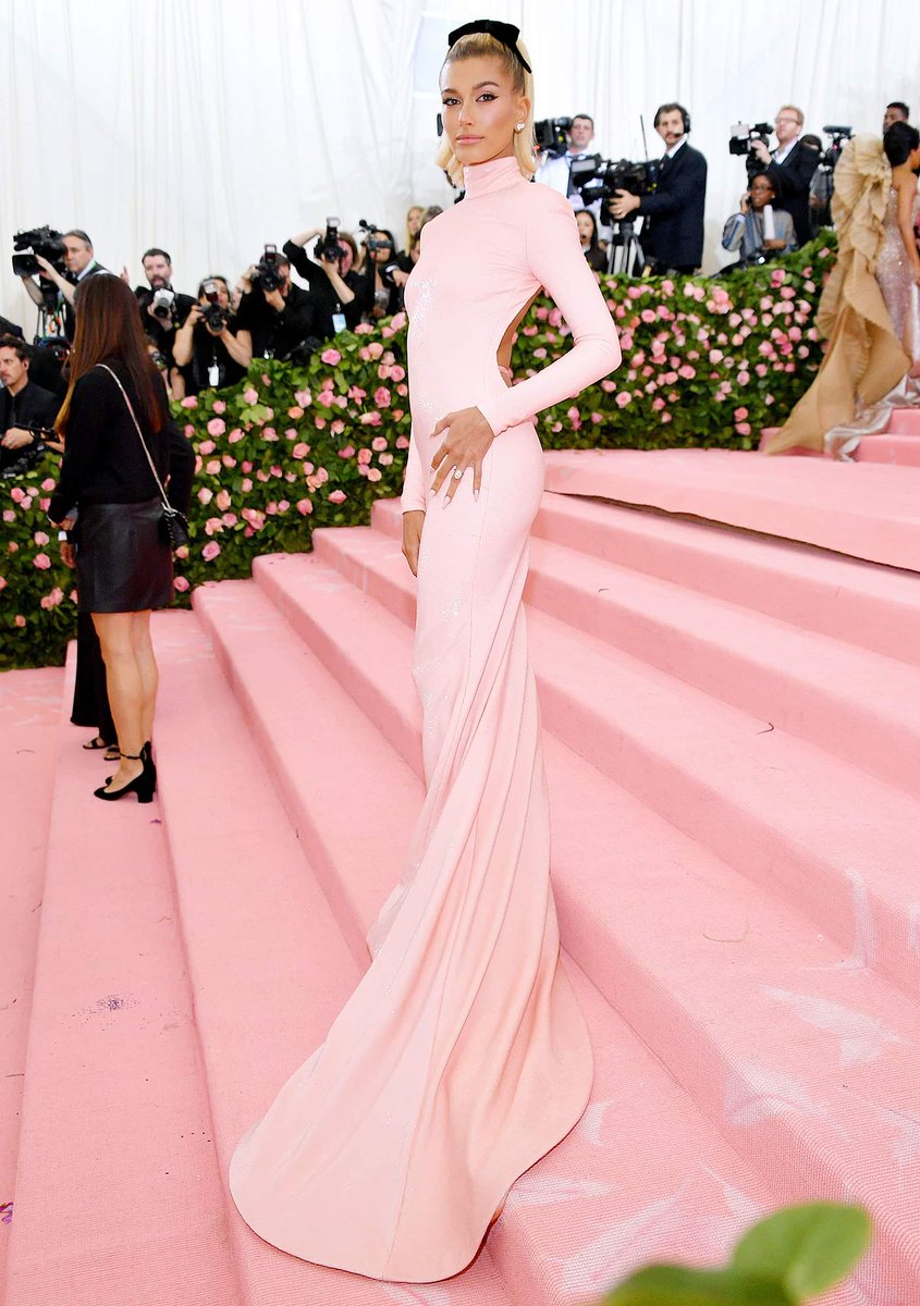 ItallyOggi's tweet photo. Finalmente 😌 un essere umano 😆
#METGala #MetaGala2019
#metagala https://t.co/SfsSMqtGNX