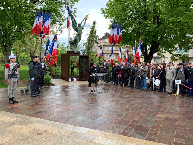 Prefet12's tweet photo. ❗️#8mai1945 Catherine de La Robertie préfète de l'#Aveyron préside la cérémonie du 74e anniversaire de la fin de la #secondeguerremondiale à #Rodez. Reconnaissance aux filles et fils de France🇫🇷 qui ont combattu pour la patrie et hommage aux martyrs fusillés à #SainteRadegonde https://t.co/5idBCBaUlm