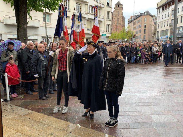 Prefet12's tweet photo. ❗️#8mai1945 Catherine de La Robertie préfète de l'#Aveyron préside la cérémonie du 74e anniversaire de la fin de la #secondeguerremondiale à #Rodez. Reconnaissance aux filles et fils de France🇫🇷 qui ont combattu pour la patrie et hommage aux martyrs fusillés à #SainteRadegonde https://t.co/5idBCBaUlm