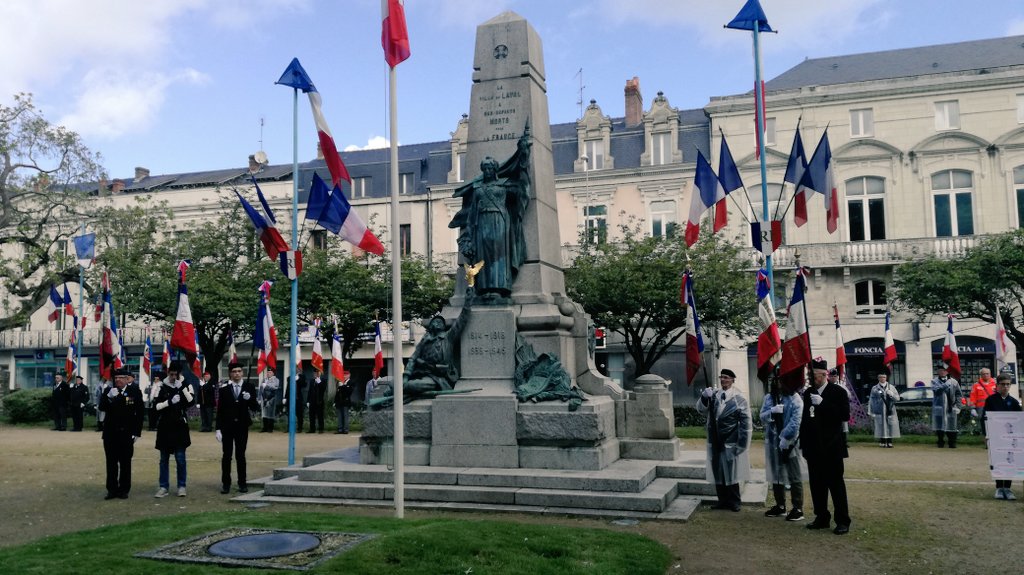 sdis53's tweet photo. Autour des anciens combattants et portes drapeaux, #commémoration du 8 mai 1945 à @Laval_la_Ville, sous la présidence du @Prefet53 M. Treffel et en présence des forces de l'ordre dont les sapeurs-pompiers du @sdis53 accompagnés de 14 jeunes #sapeurspompiers et élèves lavallois. https://t.co/25y5hPjVsX