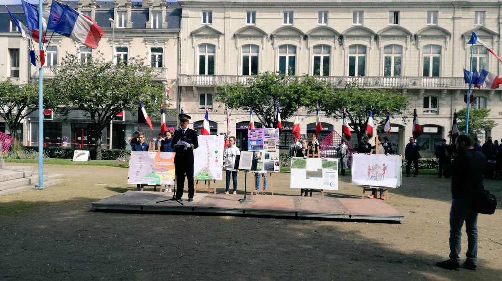 sdis53's tweet photo. Autour des anciens combattants et portes drapeaux, #commémoration du 8 mai 1945 à @Laval_la_Ville, sous la présidence du @Prefet53 M. Treffel et en présence des forces de l'ordre dont les sapeurs-pompiers du @sdis53 accompagnés de 14 jeunes #sapeurspompiers et élèves lavallois. https://t.co/25y5hPjVsX