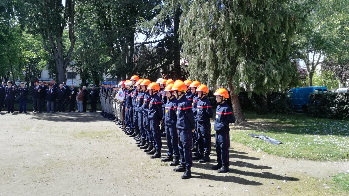 sdis53's tweet photo. Autour des anciens combattants et portes drapeaux, #commémoration du 8 mai 1945 à @Laval_la_Ville, sous la présidence du @Prefet53 M. Treffel et en présence des forces de l'ordre dont les sapeurs-pompiers du @sdis53 accompagnés de 14 jeunes #sapeurspompiers et élèves lavallois. https://t.co/25y5hPjVsX