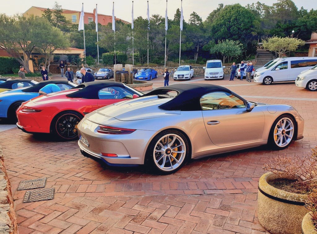 Porsche911UK's tweet image. New #911Speedster. Current #911GT3Touring chassis, 4.0 litre engine destined for next #992GT3, manual 'box. Preuninger says he's waited all his life to do one of these, so should be quite good... #Porsche911Speedster 
📷 via @_rlane_  #911uk 👍🏻