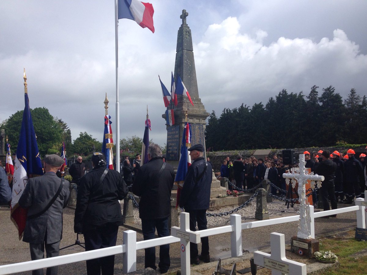 annick_leloch's tweet photo. Commémoration du 8 Mai 1945 à Pont -l'Abbe avec les enfants des écoles ,Europe en paix,devoir de mémoire et hommage aux soldats... https://t.co/YTNoy9zanA