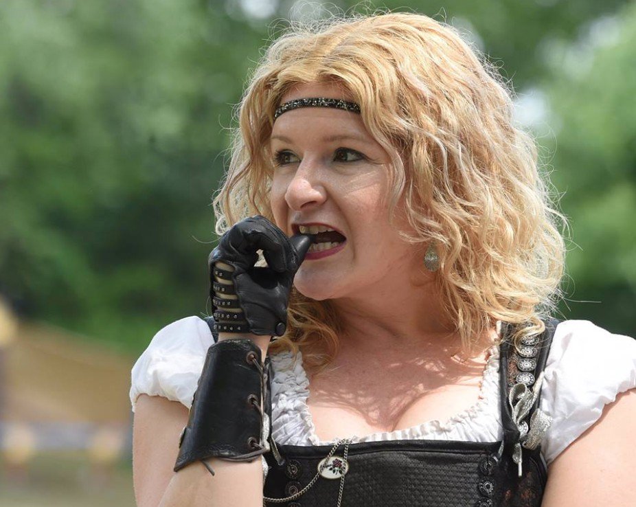 vixensengarde's tweet photo. Some hump days, you smile. Other hump days, you bite your thumb. (Photo Credit: Richard Jones) #humpday #biteyourthumb #AtalantaChayse #VixensEnGarde #RomeoAndJuliet https://t.co/yfWMG1FJkx