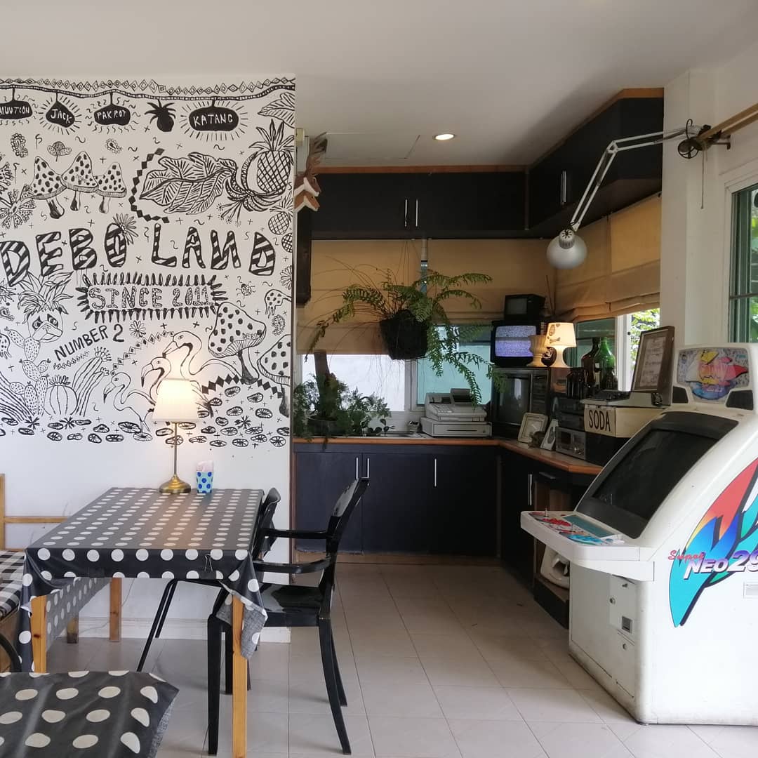 malimali's tweet photo. debo cafe ร้านกาแฟ + เตี๋ยวต้มยำน่ารักมุ้งมิ้งที่หัวหิน ชอบความสิ่งละอันพันละน้อยของนาง ก๋วยเตี๋ยวต้มยำก็กินง่ายดี ไม่ผิดหวัง ส่วนหมาเฟรนชี่เจ้าของร้าน น้องพนักงานบอกว่าเอาไปเก็บเพราะกลัวจะเป็นฮีทสโตรก เสียดาย #malimaligo#whereinth https://t.co/vhqX19O4BI