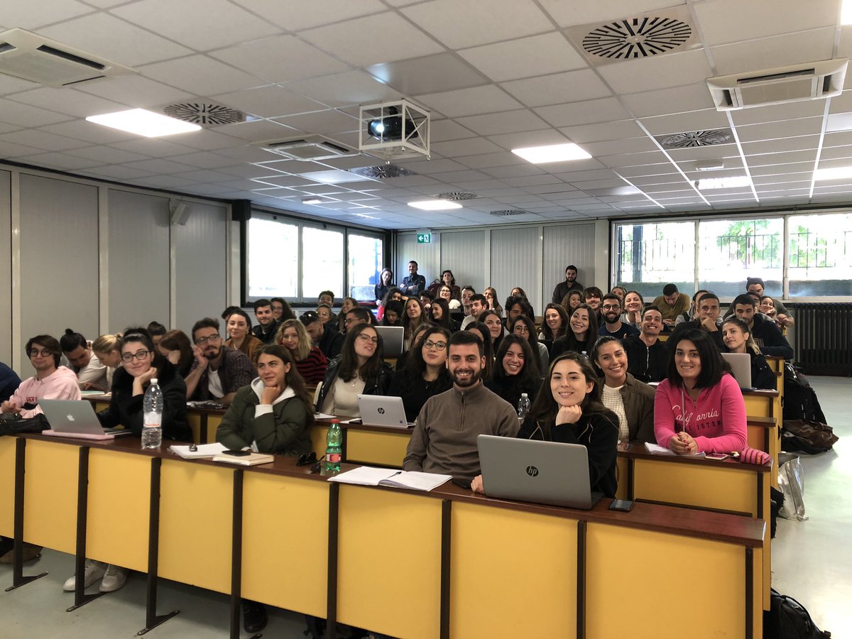 simonapiacenti's tweet photo. Siete molto belli visti da qui! #smm19 grazie ! https://t.co/VBHhM5uifF