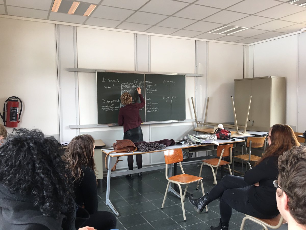 EcritureMulti's tweet photo. Mise en commun des idées suite à l’activité sur le développement social #HEPH #Condorcet https://t.co/QuHy9wyOM0