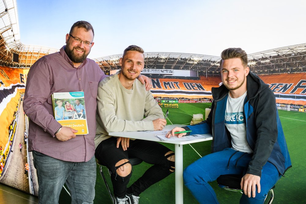 DynamoDresden's tweet photo. Der Oberlausitzer Matthias #Gembus kümmert sich als Integrationsbeauftrager & Sprachlehrer um gegenwärtig sechs fremdsprachige Dynamo-Profis. Ein Job, der weit über den Sprachunterricht hinausreicht. 👉 https://t.co/Nl3FbD0tJm #sgd1953 https://t.co/rcQfBnBfQk