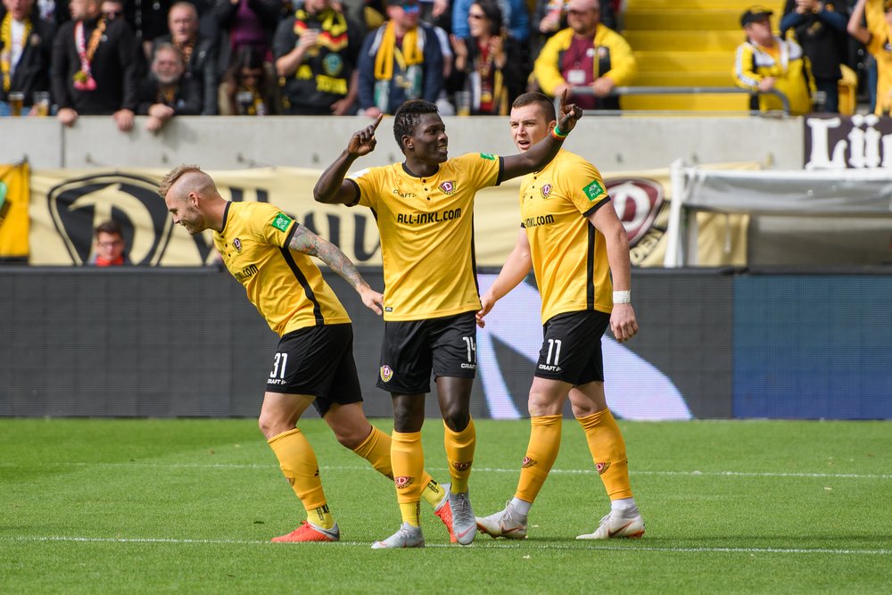 DynamoDresden's tweet photo. Der Oberlausitzer Matthias #Gembus kümmert sich als Integrationsbeauftrager & Sprachlehrer um gegenwärtig sechs fremdsprachige Dynamo-Profis. Ein Job, der weit über den Sprachunterricht hinausreicht. 👉 https://t.co/Nl3FbD0tJm #sgd1953 https://t.co/rcQfBnBfQk