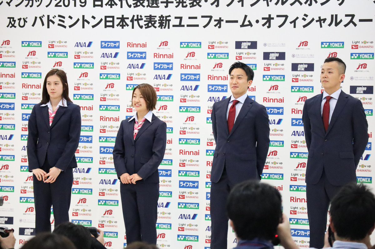 洋服の青山 公式 女性はサックスブルーのブラウスに ストライプが大人っぽいピンクのスカーフを合わせるスタイル 奥原希望 選手からも 女性らしさも上乗せされているので気に入っています かっこいいデザインです とコメントが がんばれ