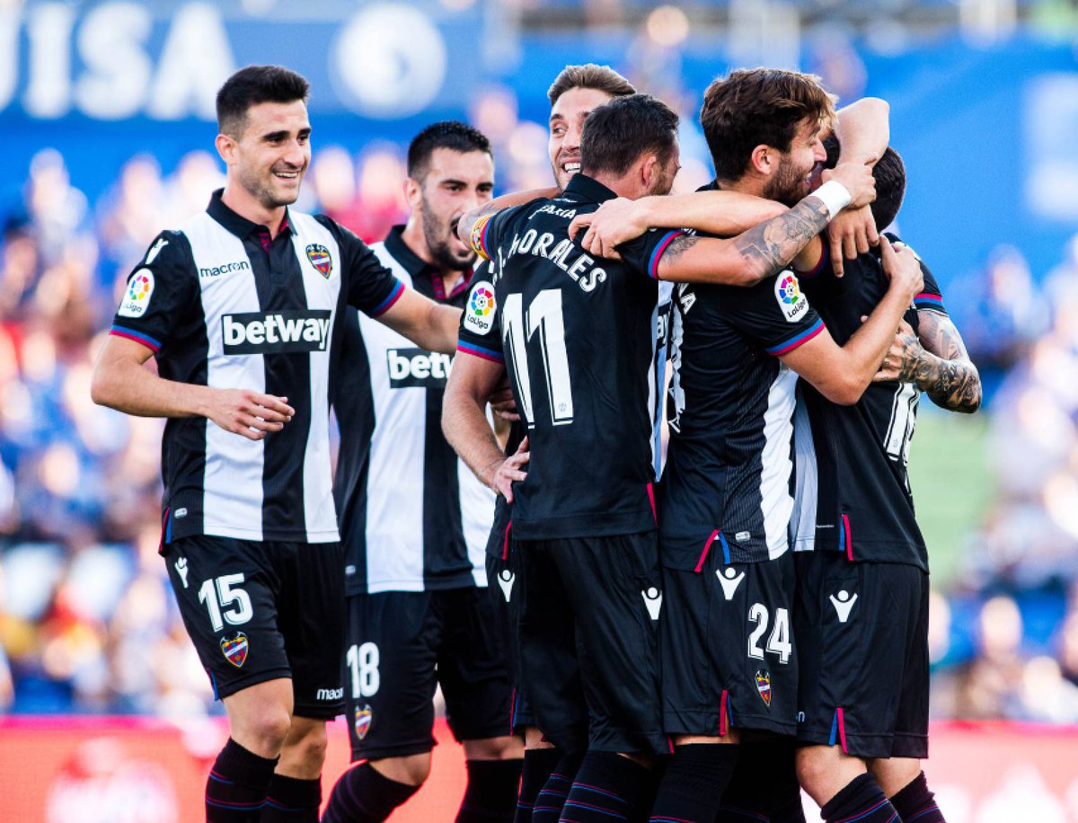 Rogermartismo's tweet photo. Lo dice nuestro himno @LevanteUD, hagamos honor a él. Respetemos nuestro clásico jersey. Basta ya de experimentos comerciales. #AGironaAmbLaBlanquinegra https://t.co/vcpaKwaa8T