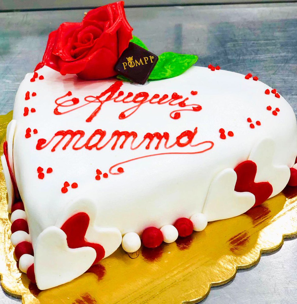 Pompi1960's tweet photo. E' arrivata 😍in #pasticceria la speciale #torta #Festadellamamma 🐶🐶 https://t.co/wWRJ3IR5c6