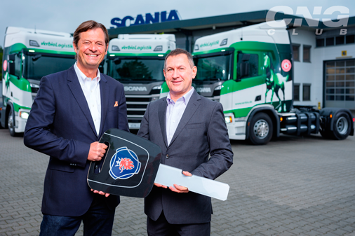 cng_club's tweet photo. Bravo! @claussauter 👏 @cng_club Partner #VERBIO nimmt 3 #SCANIA R410 #CNG-#LKW in Betrieb, insgesamt sind nun 8 #Brummis im #Firmenfuhrpark #klimaneutral unterwegs mit 100 % #Biomethan aus #Reststoffen! #StrohimTank @ScaniaDE #Logistik #LiebermitCNG @AndiScheuer 
@SteffenBilger https://t.co/C9CuytI9oQ