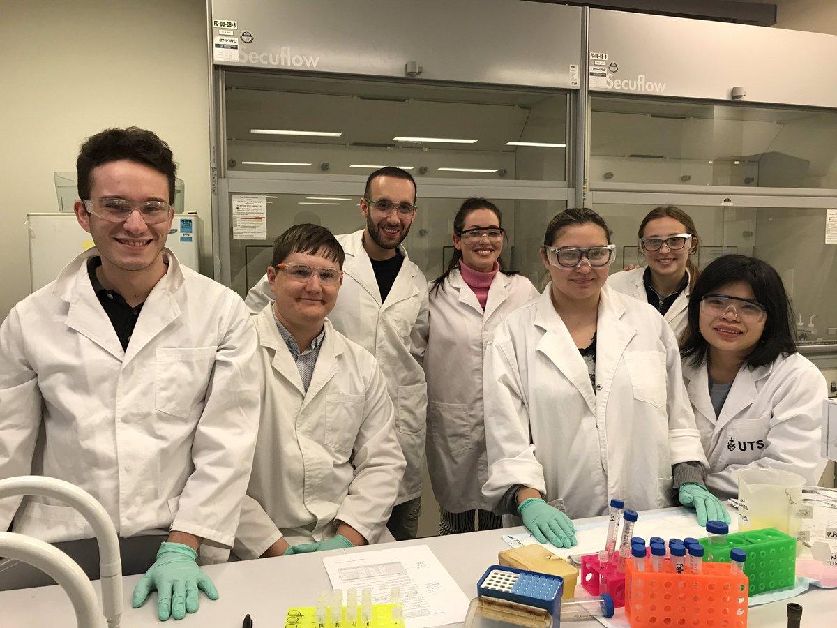 LSedger's tweet photo. 2. #Cytometry_91565/91570 class members... and of course the trusty subject teacher!!! https://t.co/uy26hlYZc5