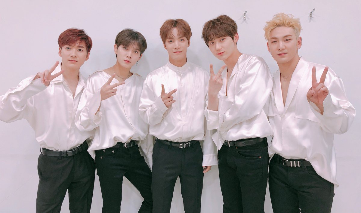 NUESTNEWS's tweet photo. [NU'PAPA] 우리 늉이들 상 받았다아아!!🏆 값진 첫 1위를 받을 수 있게 해준 러브들 고마워요☺ 늉이의 이유가 돼준 곳, 시작이 돼준 곳 그 모든 순간에는 러브가 있었어💕
#러브는_늉이에게_유일한_Utopia
#뉴이스트_첫_1위_축하해
#Special_Video_02 #Coming_Soon https://t.co/lA3ovtGWpF