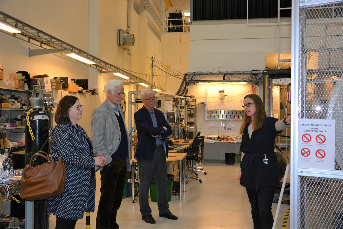 jyuscience's tweet photo. Suomalaisen Tiedeakatemian jäsenet tänään @jyflacclab @jyscience @uniofjyvaskyla. Akatemiatutkija @anu_kankainen kertoi Marja-Kristiina Lerkkaselle, Simo Posolle ja Risto Niemiselle @risto_mn, miten tarkasti Penningin loukku (#IGISOL) selvittää ytimien massat. #jyscience #JYUnity https://t.co/9cEvNI3uiE