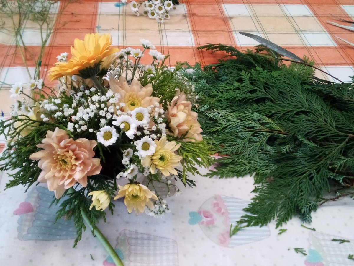 Strodepark's tweet photo. Today the residents at Strode Park House have an enjoyed a lovely morning of flower arranging with florist Julie Davies who runs flower arranging workshops across Kent and has been helping the residents to make some beautiful displays. https://t.co/OYkLnqgZVF