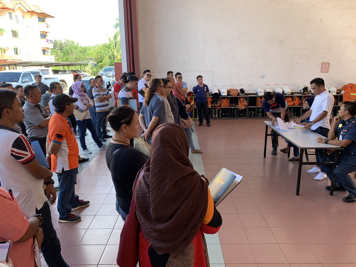 mzainazim's tweet photo. Taklimat SH Penyenggaraan Kuarters Bomba &amp; Penyelamat Sipitang @washukiman @Sulaiman_Ismail @AdminPpk2 @Unit_Senggara @FauziahmohdSai1 @zamli_p @TahirKuba @wanshairul https://t.co/W4wB41ihdM