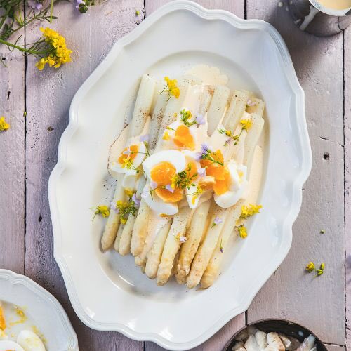 De opbouw is officieel begonnen! Over precies een week gaat ons pop-up restaurant open en kunt u komen genieten van heerlijke aspergegerechten. Komt u ook lunchen of dineren? Reserveer nu! aspergesopdevelden.nl 🍴🍷🍻