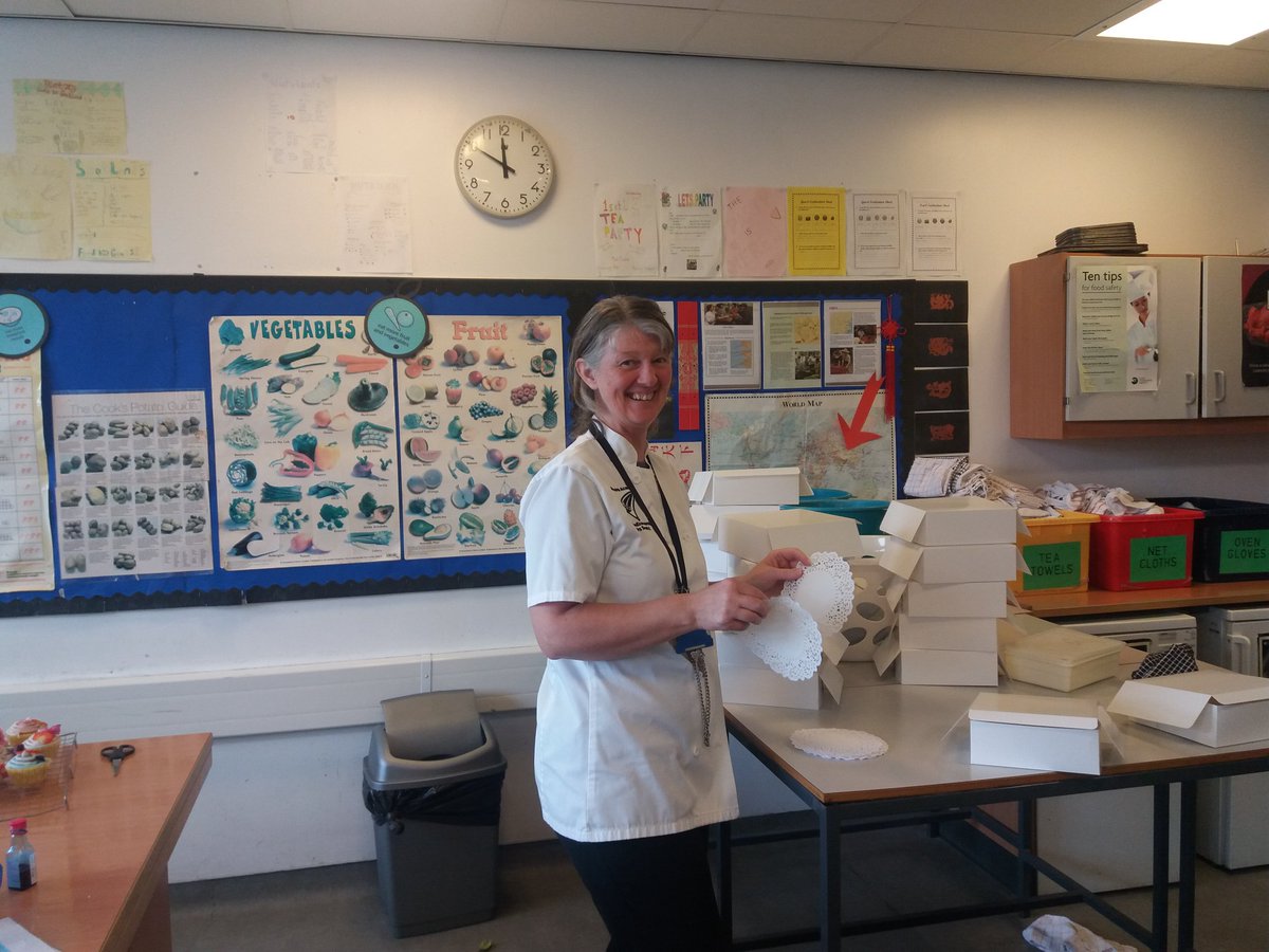 chefmack21's tweet photo. Amazing day cupcakes with boness academy @Springboard_UK #inspiring @amandamspring #savethechef @chefjeremyford @Allister_R @workforsky @Gatherandgather https://t.co/ar7mUzzHhV