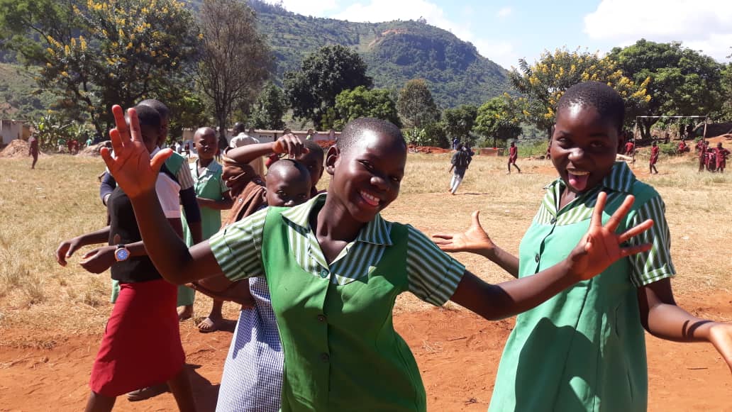 UNICEFZIMBABWE's tweet photo. Dzingire Primary School in Chimanimani lost 50 students, their headmaster &amp; 3 teachers to #CycloneIdai. Psychosocial &amp; trauma support is critical on the long road to recovery. Students are participating in psychosocial activities to help build resilience to move past the tragedy. https://t.co/UHN7h9j0lE