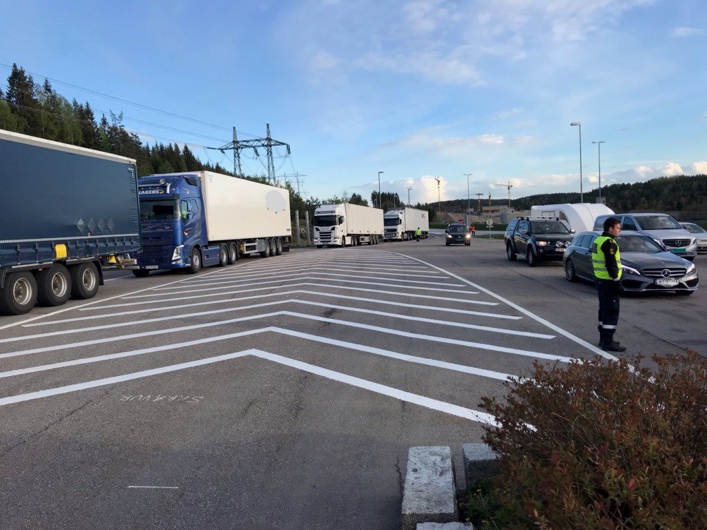 5367 #kjøretøy kontrollert i skiltskanner på #E6- retning nord #Taraldrud
88 #tungbiler tatt inn til nærmere kontroll,
21 fikk kjøreforbud,42 mangellapper, 2 anmeldelser.  
153 #lette kjøretøy til nærmere kontroll, 85 mangellapper, 54 avskiltet. 6 sjåfører kjørte i rus.