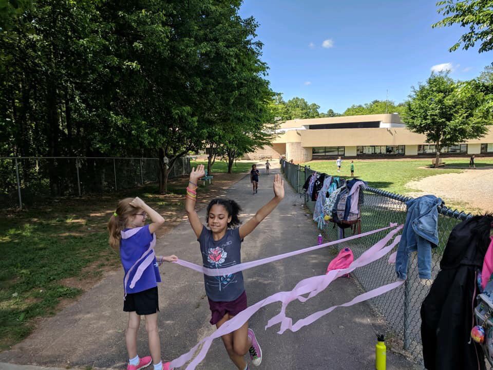 gotrwnc's tweet image. That feeling when you cross the finish line. 🏃🏻‍♀️💪🏻 Congrats Team Estes Elementary @BuncombeSchools on completing the #GirlsontheRun practice 5k! 📸: Coach Alexa #gotrwnc