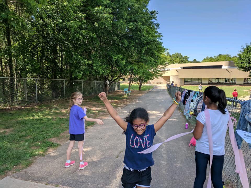 gotrwnc's tweet image. That feeling when you cross the finish line. 🏃🏻‍♀️💪🏻 Congrats Team Estes Elementary @BuncombeSchools on completing the #GirlsontheRun practice 5k! 📸: Coach Alexa #gotrwnc