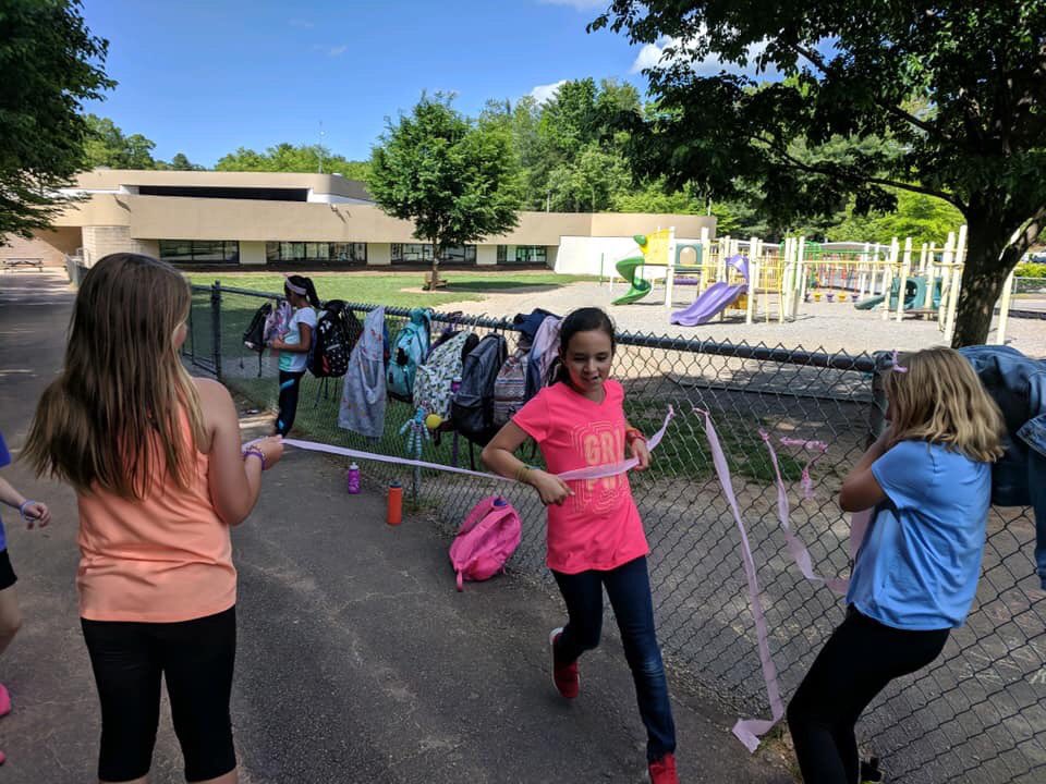 gotrwnc's tweet image. That feeling when you cross the finish line. 🏃🏻‍♀️💪🏻 Congrats Team Estes Elementary @BuncombeSchools on completing the #GirlsontheRun practice 5k! 📸: Coach Alexa #gotrwnc