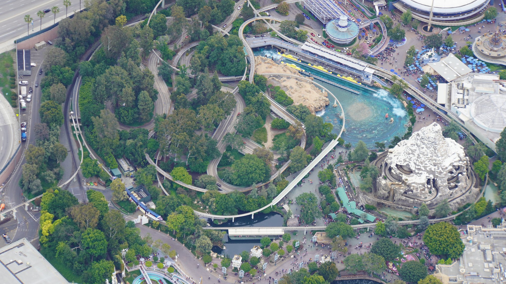 Disneyland Resort vu du ciel, des images sublimes! D6Cl3rxUcAAw4bf