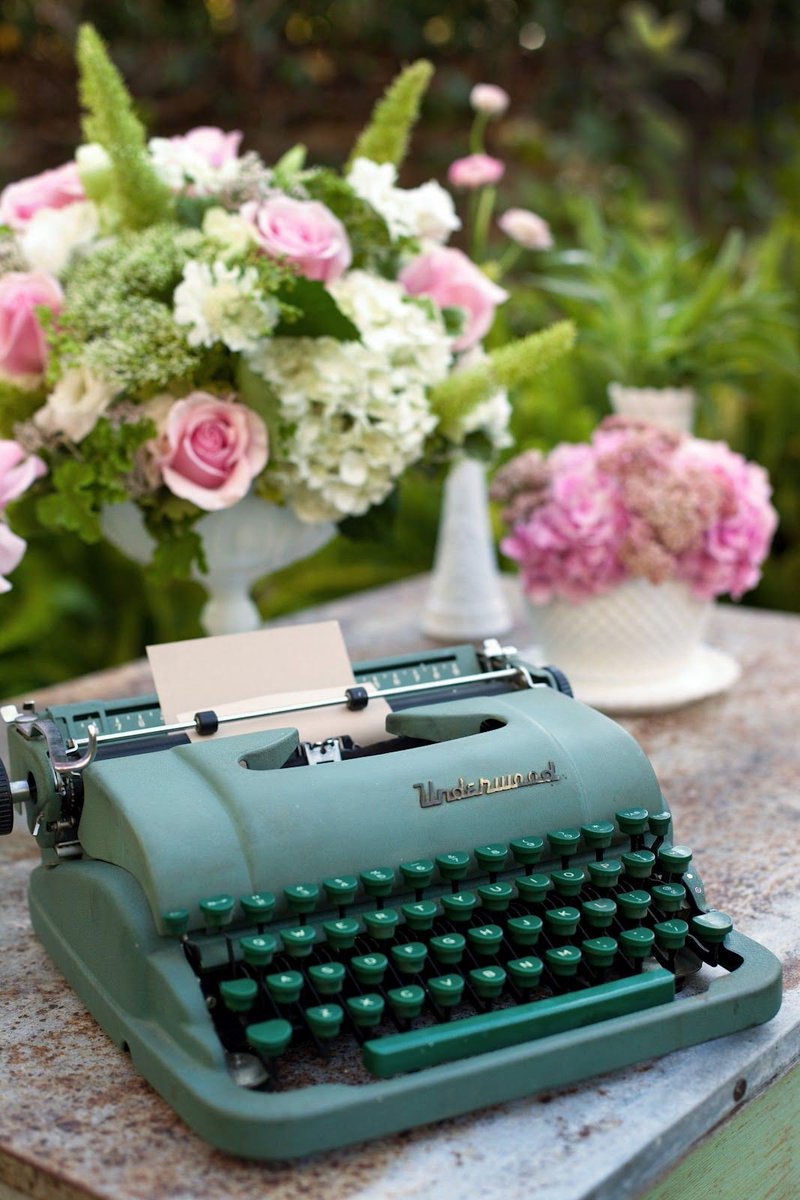 JasleniWrites's tweet photo. Hi everyone, I'm new to Twitter! Looking to connect with other writers, share tips and ideas, and inspire each other. 💕

#writerslife #writer #poet #poetry #WritingCommunity #writing #JasleniWrites https://t.co/gMxXUvXqoZ