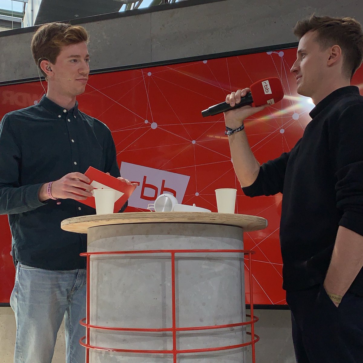 woLeonard's tweet photo. Jetzt ist übrigens der umwerfende @roofjoke zu Gast im #rbbTalklab und spricht über die #DSGVO. https://t.co/X6p0N2lKHA https://t.co/Pi96c0H4FL