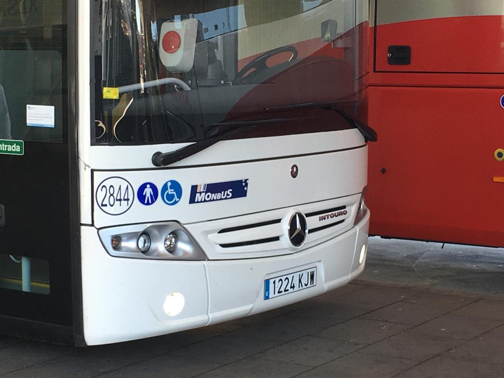 evitabermejo's tweet photo. #sharediversitas S'hi estiguessin tots els autobusos públics adaptats, potser no caldrien aquests adhesius oi? #diversitatuoc1 https://t.co/z1Tjcc4G30