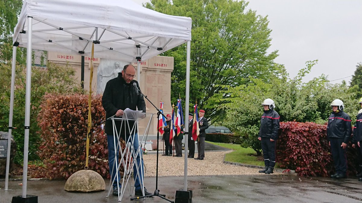 NicolasCheret's tweet photo. @JeanLETOQUART en se jour du 8 mai 1945 a rappelé les millions de voix qui se sont écriées "plus jamais ça".
➡️ Jean a conclu par les mots de Simone Veil " je n'aime pas l'expression devoir de mémoire. Le seul " devoir " c'est d'enseigner et de transmettre"
#PCF #PCF62AVION #Paix https://t.co/2c6F1fWweW