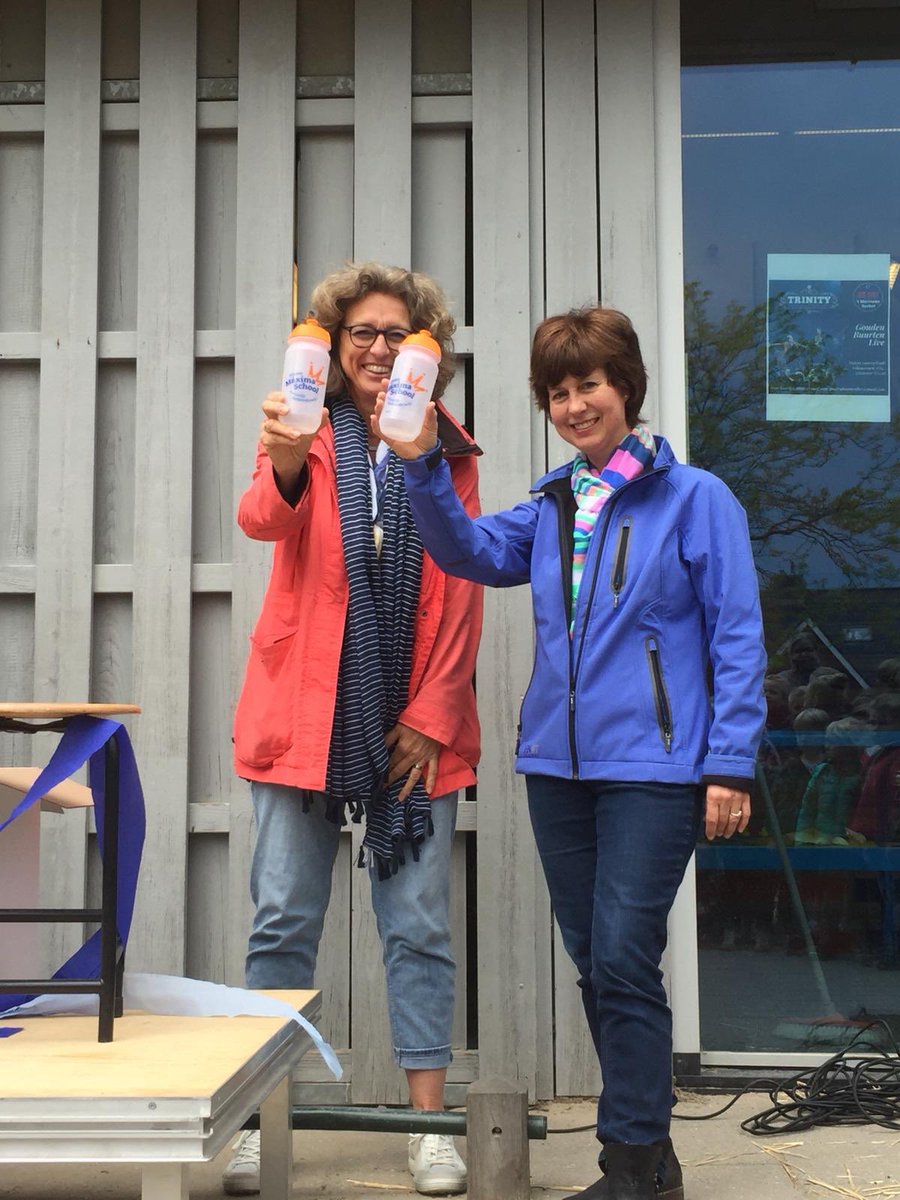 Opening project #water Iedere leerling krijgt een bidon waarmee ze genoeg water kunnen drinken. Gezond voor lijf en leden(ook goed voor leerprestaties), goed voor de tanden(geen suiker), goed voor milieu(geen pakjes)