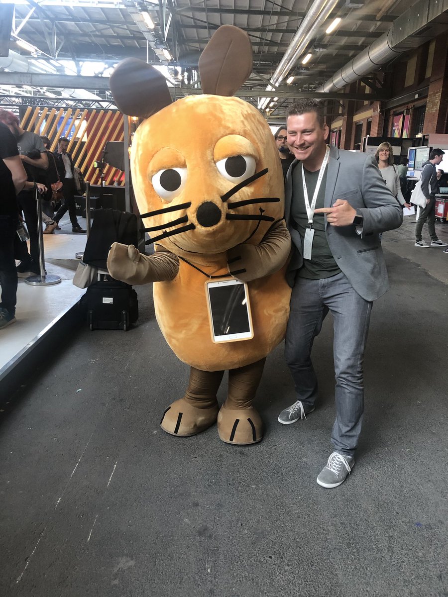 BraFDP's tweet photo. Wen man so alles auf der re:publica trifft 😀
—————————————————
#jugendheld #mausliebe #fanboy #stars #celebrity #rp19 #republica https://t.co/uVbHpavz1S